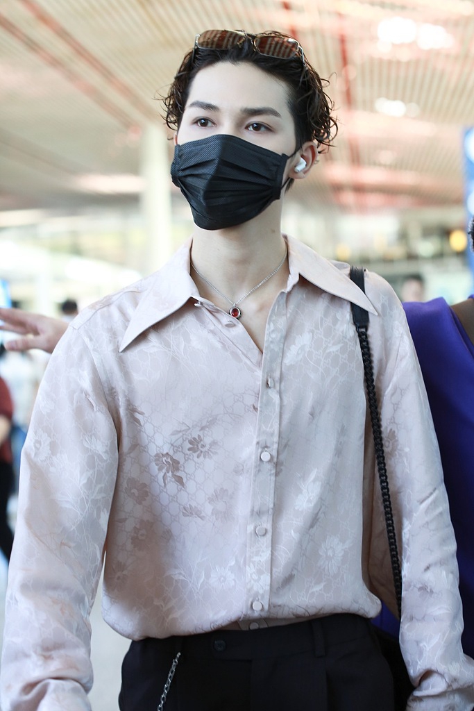 朱正廷湿发露额头清爽秀气 穿粉衬衫文艺范足