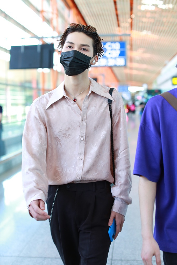 朱正廷湿发露额头清爽秀气 穿粉衬衫文艺范足