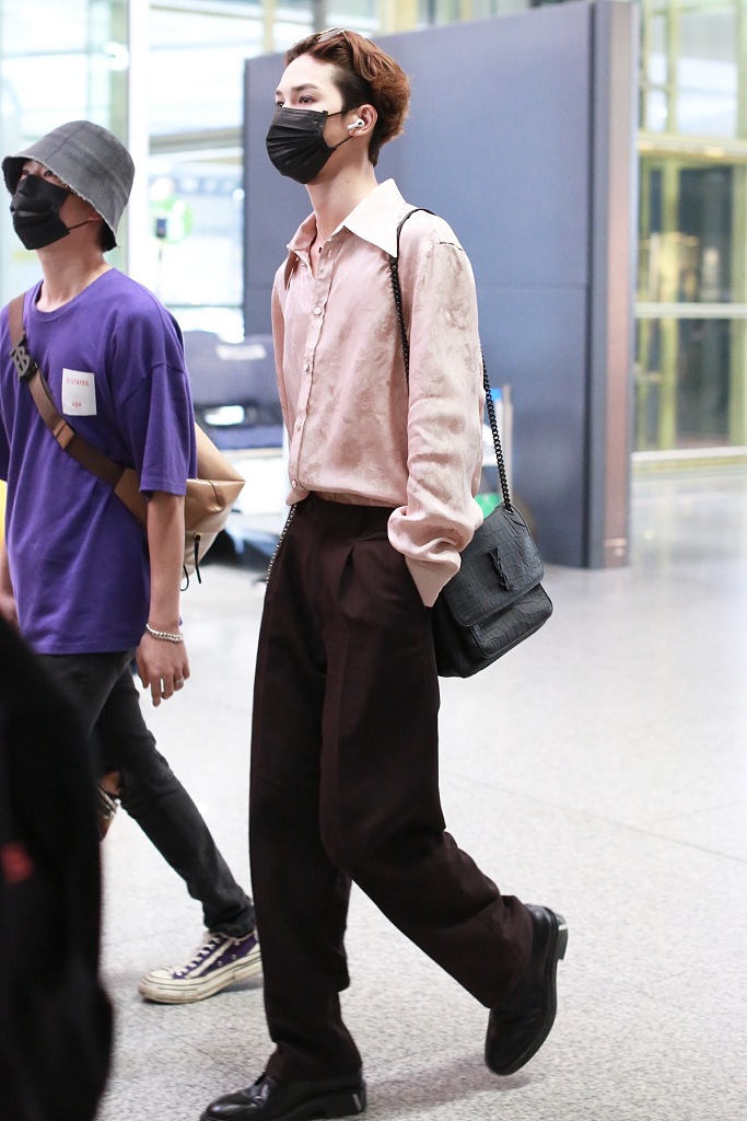 朱正廷湿发露额头清爽秀气 穿粉衬衫文艺范足