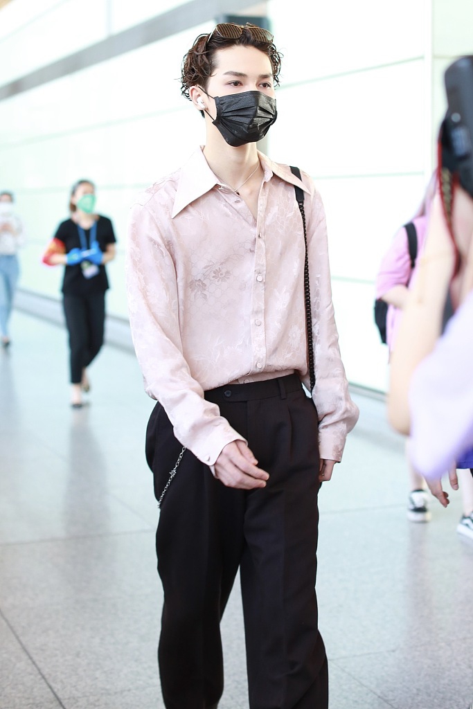 朱正廷湿发露额头清爽秀气 穿粉衬衫文艺范足