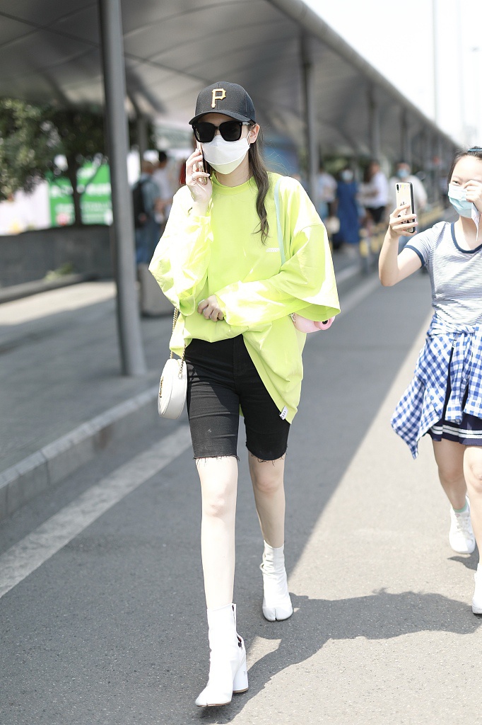 戚薇穿荧光绿卫衣搭健美裤秀漫画腿 踩高跟靴气场十足