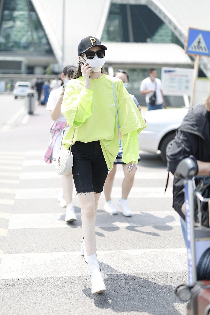 戚薇穿荧光绿卫衣搭健美裤秀漫画腿 踩高跟靴气场十足
