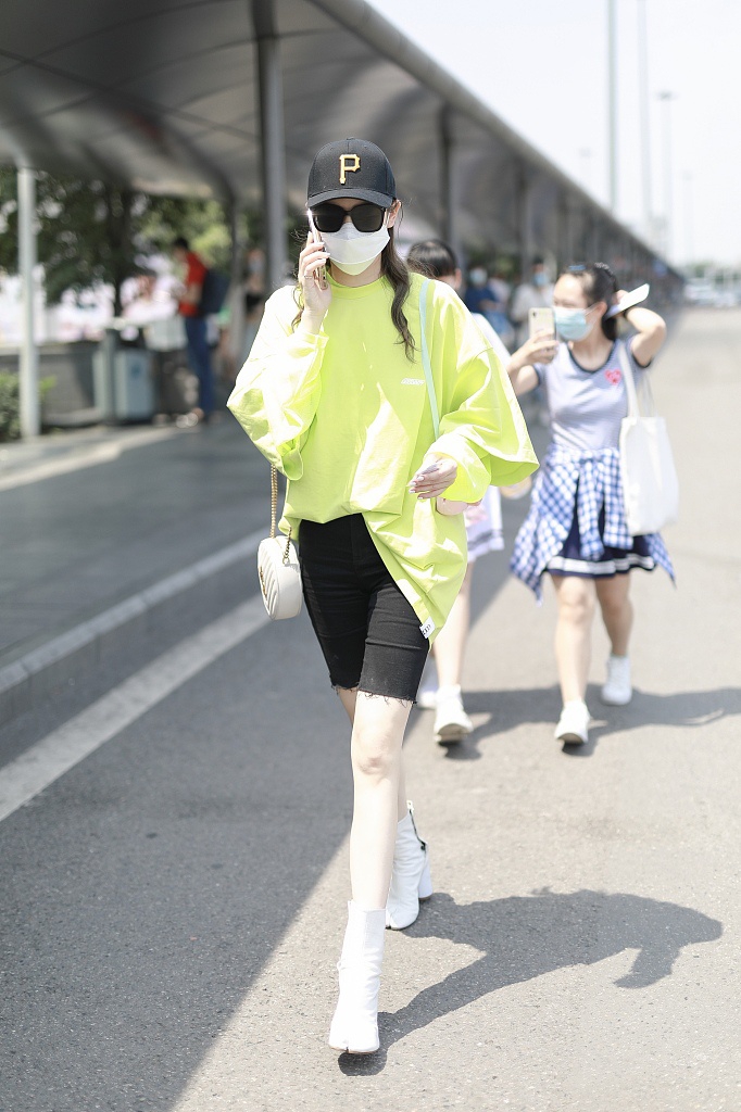 戚薇穿荧光绿卫衣搭健美裤秀漫画腿 踩高跟靴气场十足