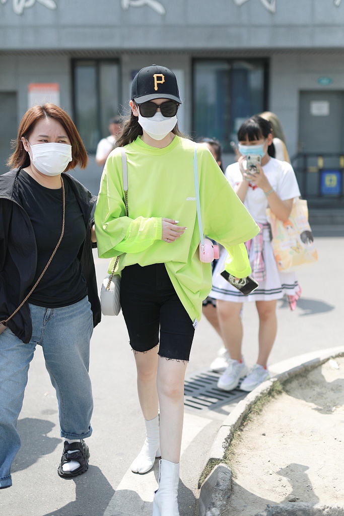 戚薇穿荧光绿卫衣搭健美裤秀漫画腿 踩高跟靴气场十足