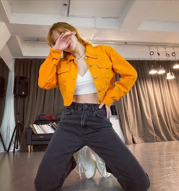 泫雅穿吊带衫秀香肩锁骨 搭月亮袜高跟鞋时尚感满分