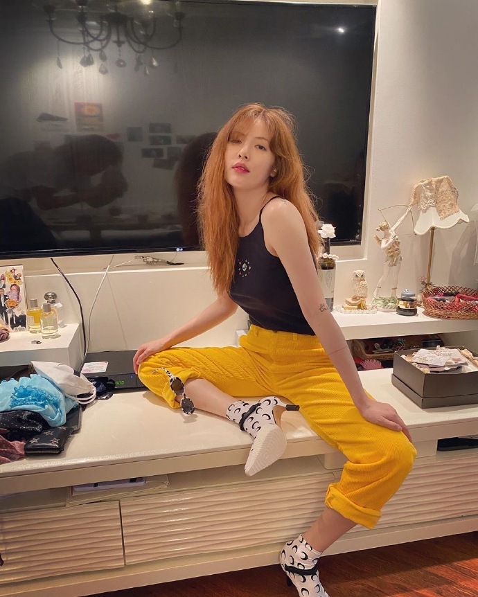 泫雅穿吊带衫秀香肩锁骨 搭月亮袜高跟鞋时尚感满分