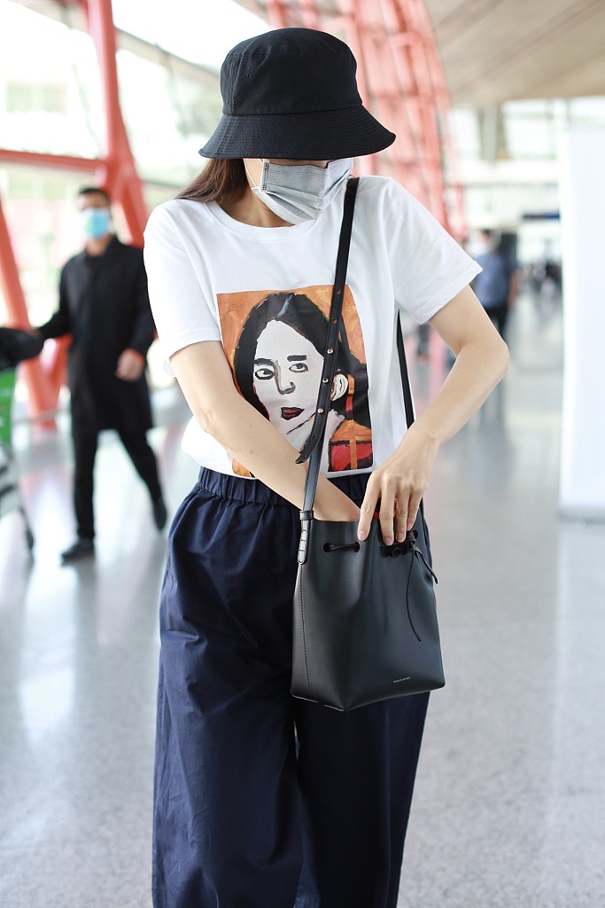 曾黎穿印花T恤减龄可爱 见粉丝微笑挥手