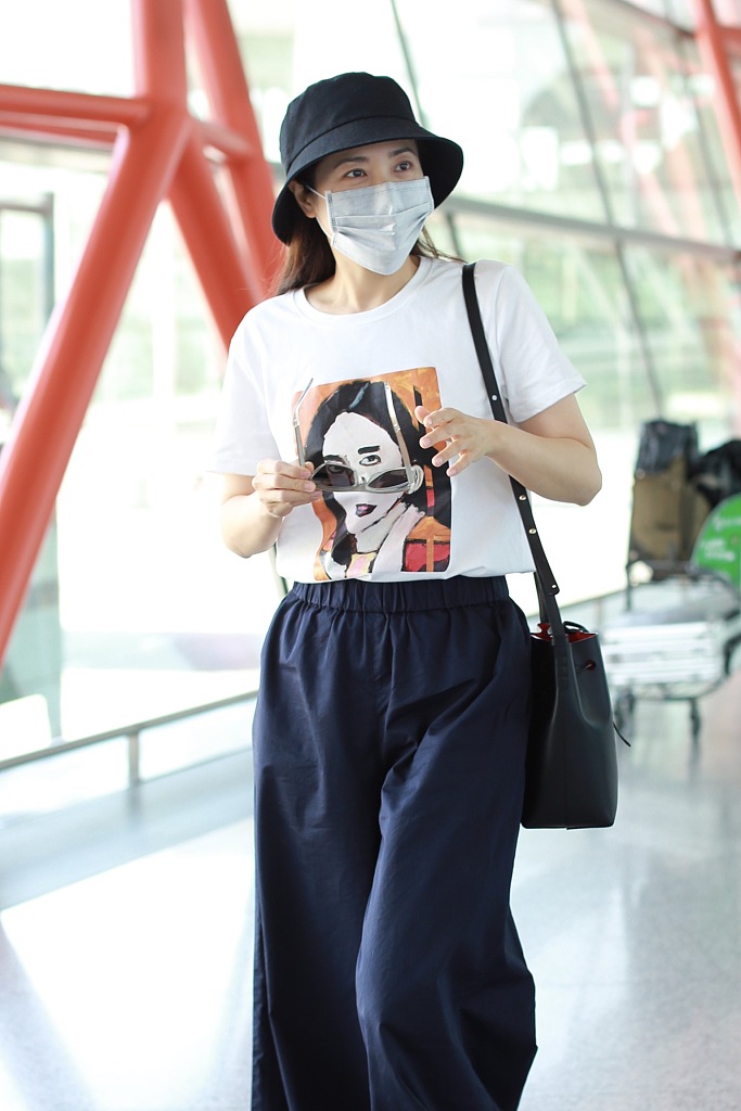 曾黎穿印花T恤减龄可爱 见粉丝微笑挥手