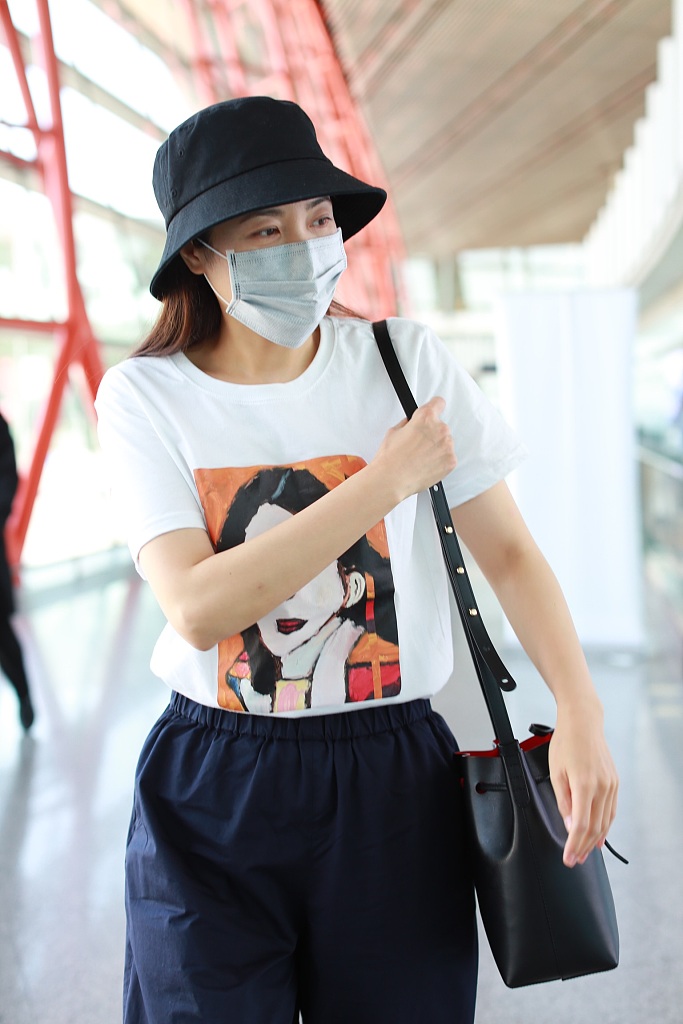 曾黎穿印花T恤减龄可爱 见粉丝微笑挥手