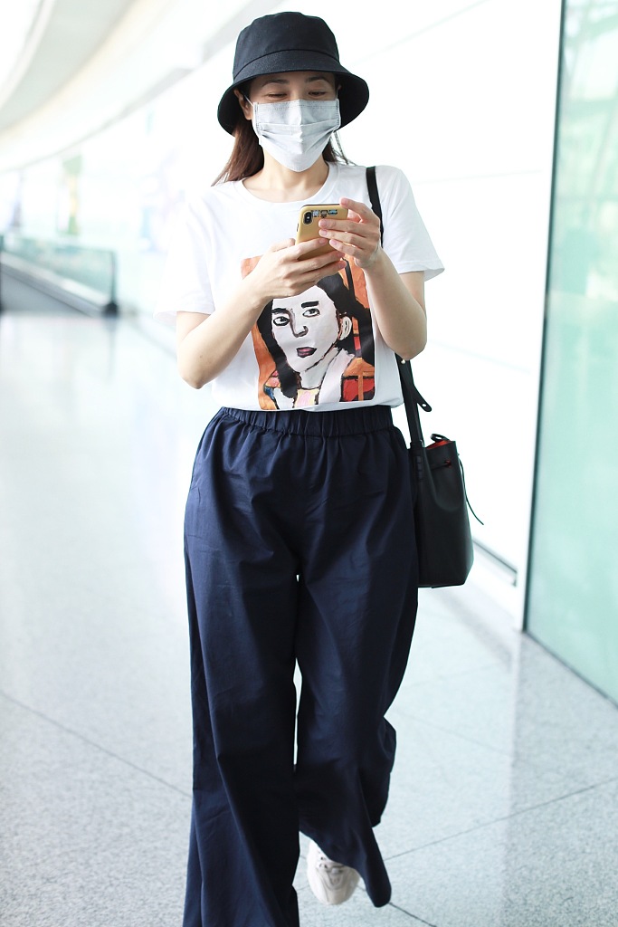 曾黎穿印花T恤减龄可爱 见粉丝微笑挥手