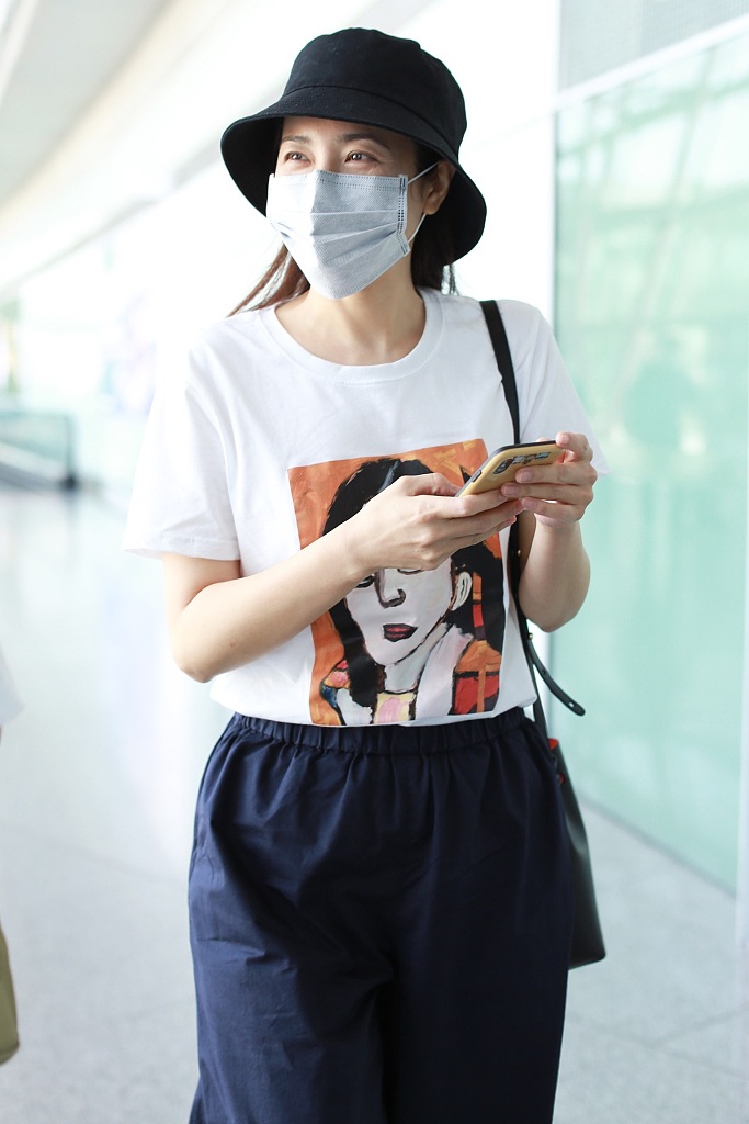 曾黎穿印花T恤减龄可爱 见粉丝微笑挥手