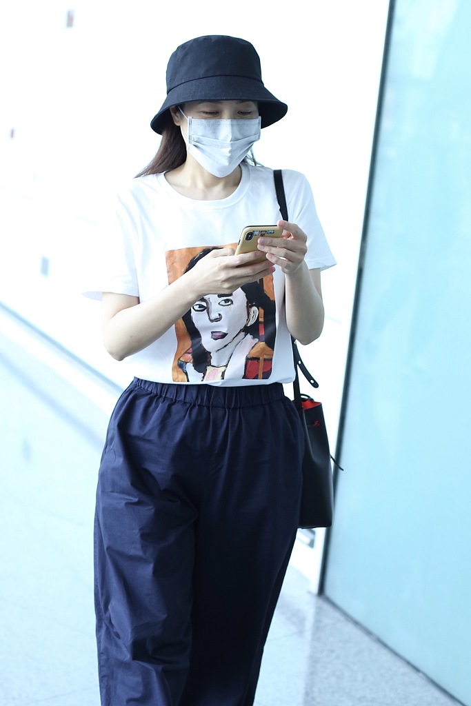 曾黎穿印花T恤减龄可爱 见粉丝微笑挥手