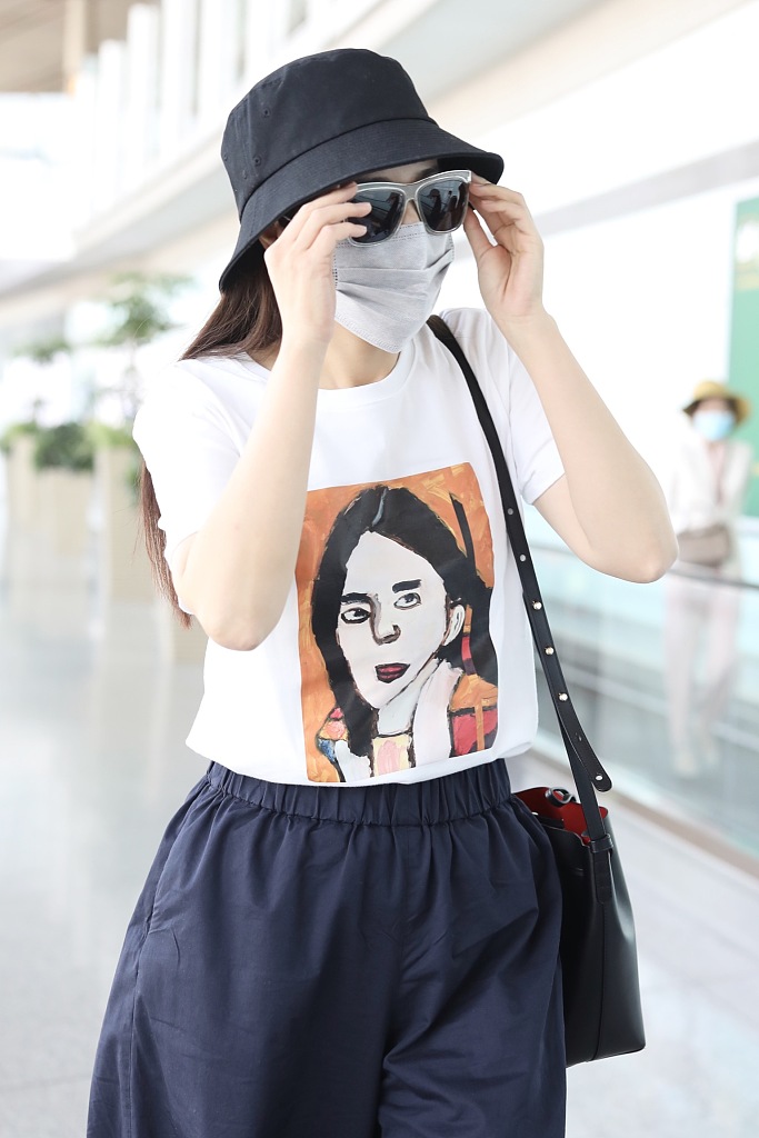 曾黎穿印花T恤减龄可爱 见粉丝微笑挥手