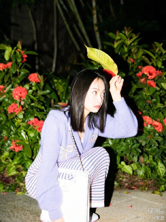 宋茜分享淡紫色系穿搭美照 微风中摆pose放飞自我