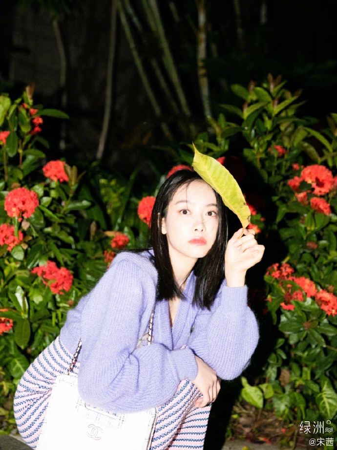 宋茜分享淡紫色系穿搭美照 微风中摆pose放飞自我