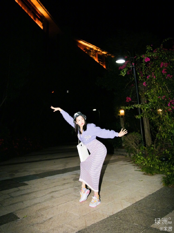 宋茜分享淡紫色系穿搭美照 微风中摆pose放飞自我