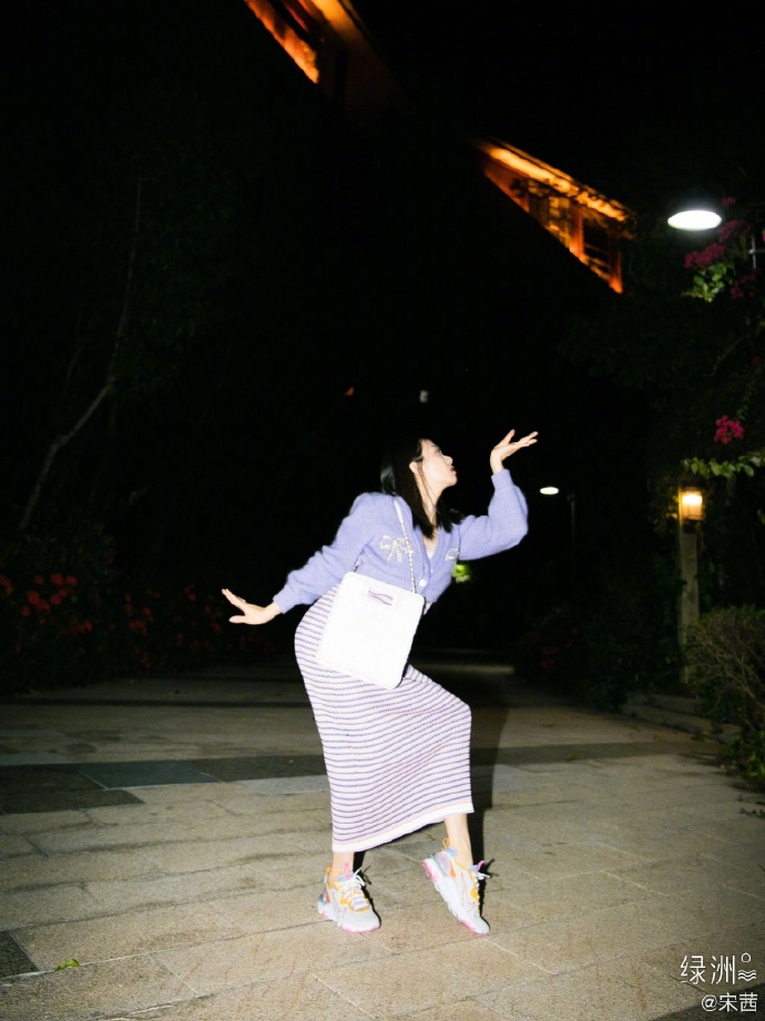 宋茜分享淡紫色系穿搭美照 微风中摆pose放飞自我