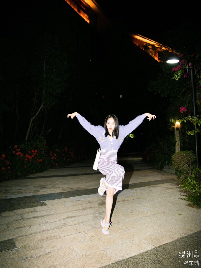 宋茜分享淡紫色系穿搭美照 微风中摆pose放飞自我