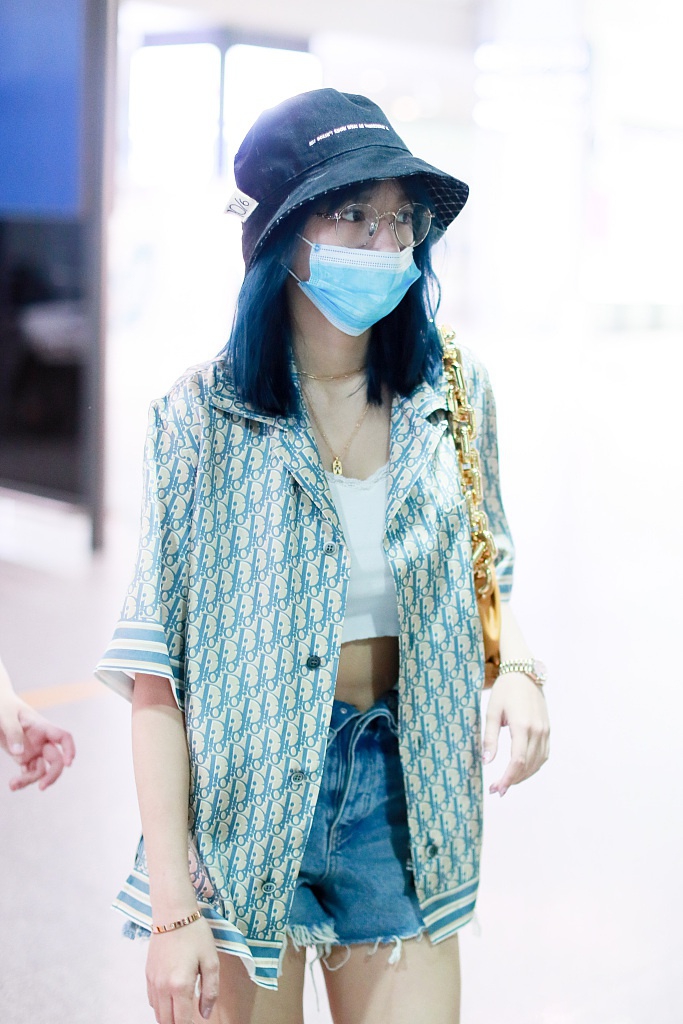 程潇戴金边眼镜复古文艺 穿短上衣搭热裤秀纤腰美腿