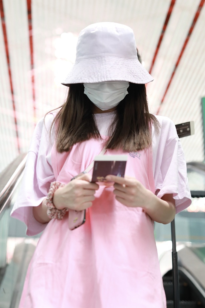 李子璇粉色系穿搭少女感满满 玩下衣失踪秀纤细美腿