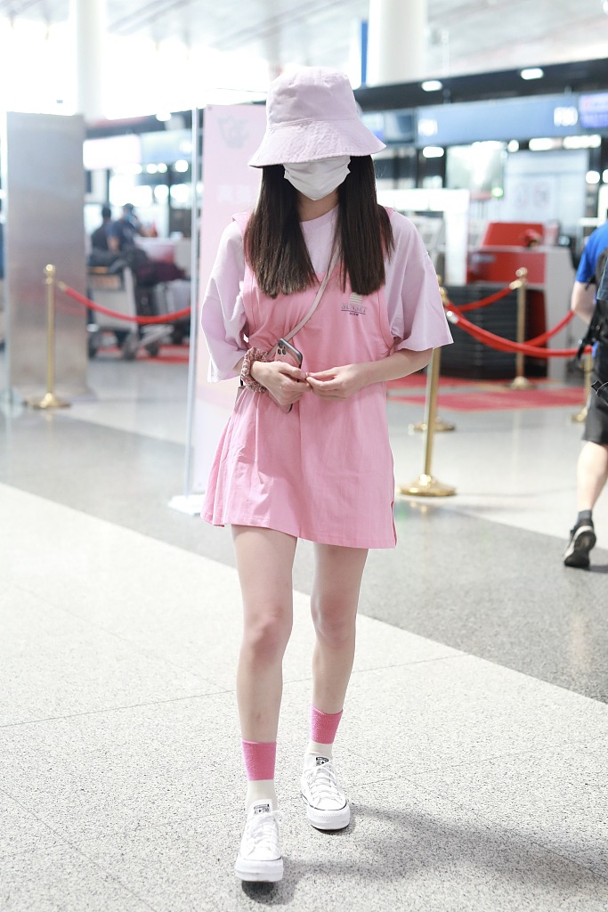 李子璇粉色系穿搭少女感满满 玩下衣失踪秀纤细美腿