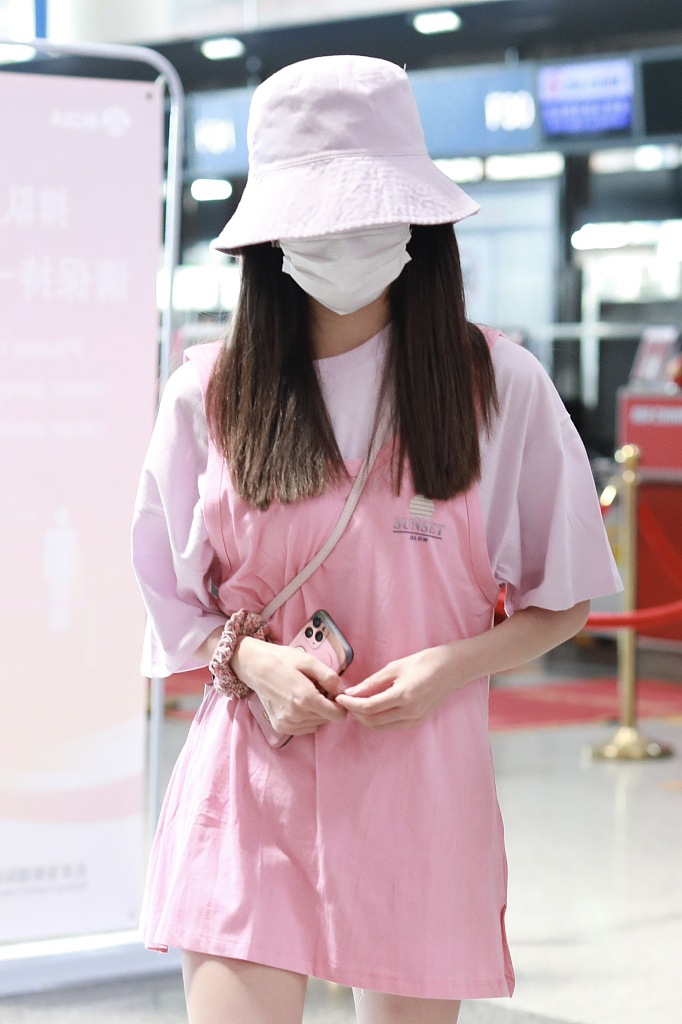 李子璇粉色系穿搭少女感满满 玩下衣失踪秀纤细美腿