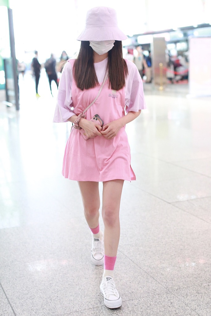 李子璇粉色系穿搭少女感满满 玩下衣失踪秀纤细美腿