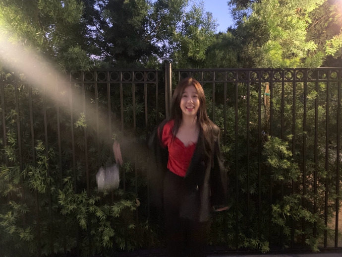 虞书欣晒库存美照送福利 或甜美或优雅风格多变