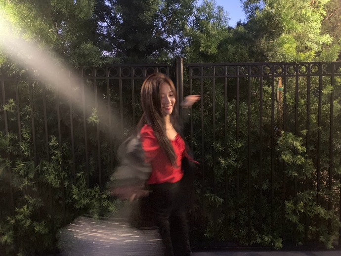 虞书欣晒库存美照送福利 或甜美或优雅风格多变