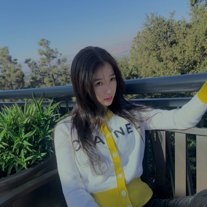 虞书欣晒库存美照送福利 或甜美或优雅风格多变