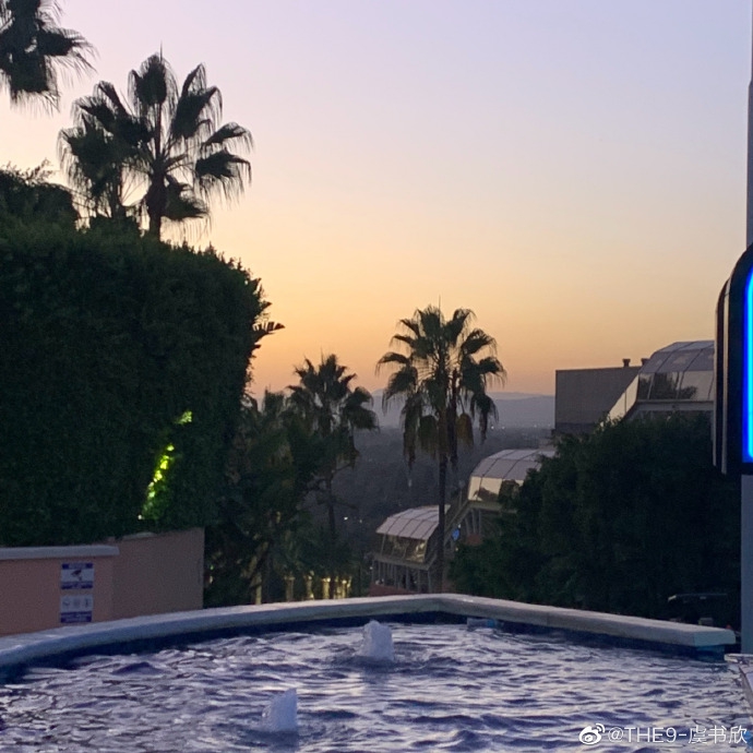 虞书欣晒库存美照送福利 或甜美或优雅风格多变