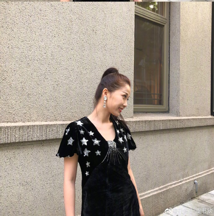 虞书欣晒库存美照送福利 或甜美或优雅风格多变