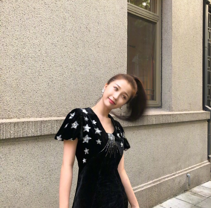 虞书欣晒库存美照送福利 或甜美或优雅风格多变