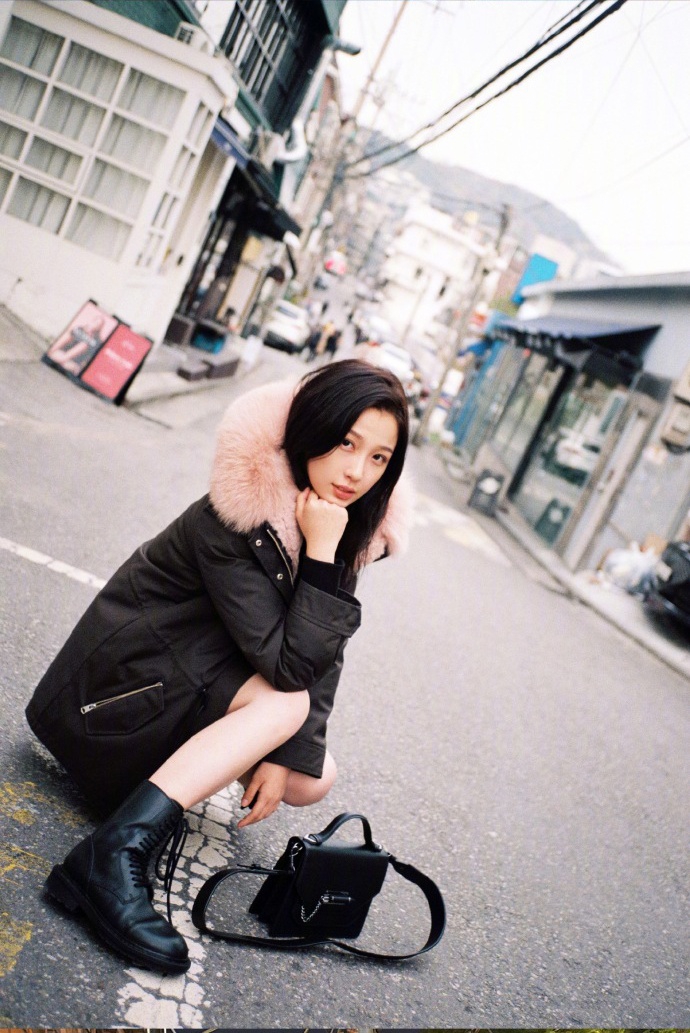 虞书欣晒库存美照送福利 或甜美或优雅风格多变