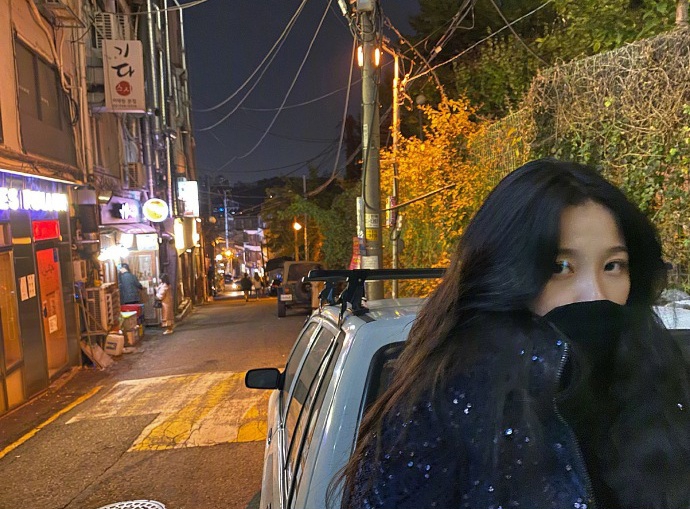 虞书欣晒库存美照送福利 或甜美或优雅风格多变