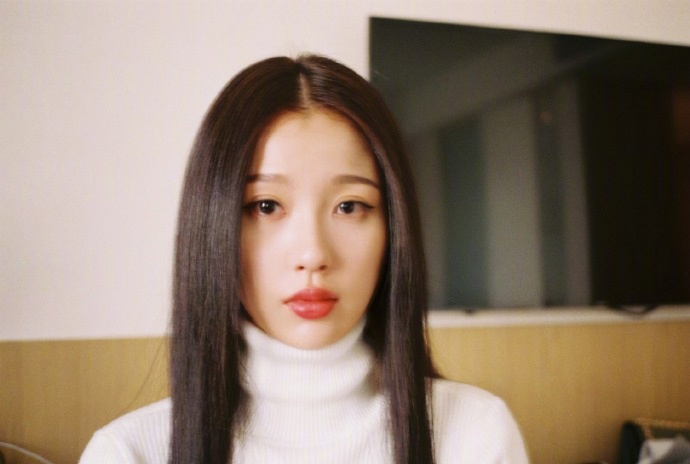 虞书欣晒库存美照送福利 或甜美或优雅风格多变