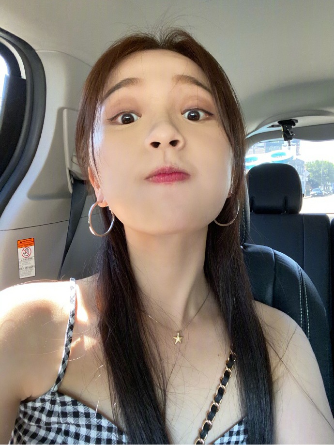 虞书欣晒库存美照送福利 或甜美或优雅风格多变