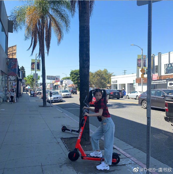 虞书欣晒库存美照送福利 或甜美或优雅风格多变