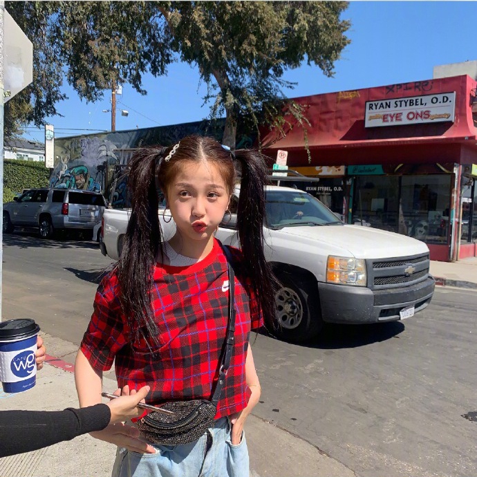 虞书欣晒库存美照送福利 或甜美或优雅风格多变