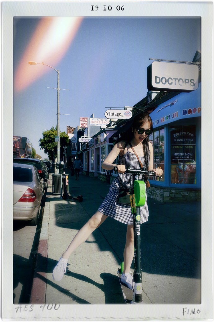 虞书欣晒库存美照送福利 或甜美或优雅风格多变