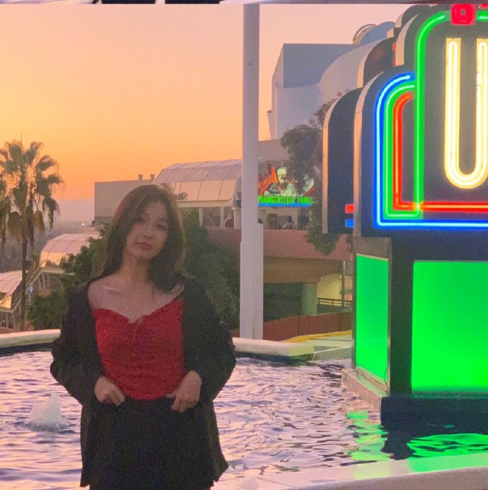 虞书欣晒库存美照送福利 或甜美或优雅风格多变