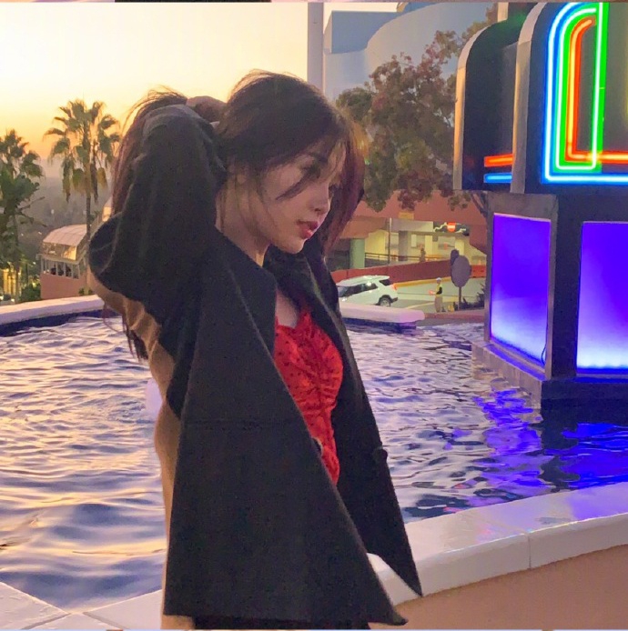 虞书欣晒库存美照送福利 或甜美或优雅风格多变