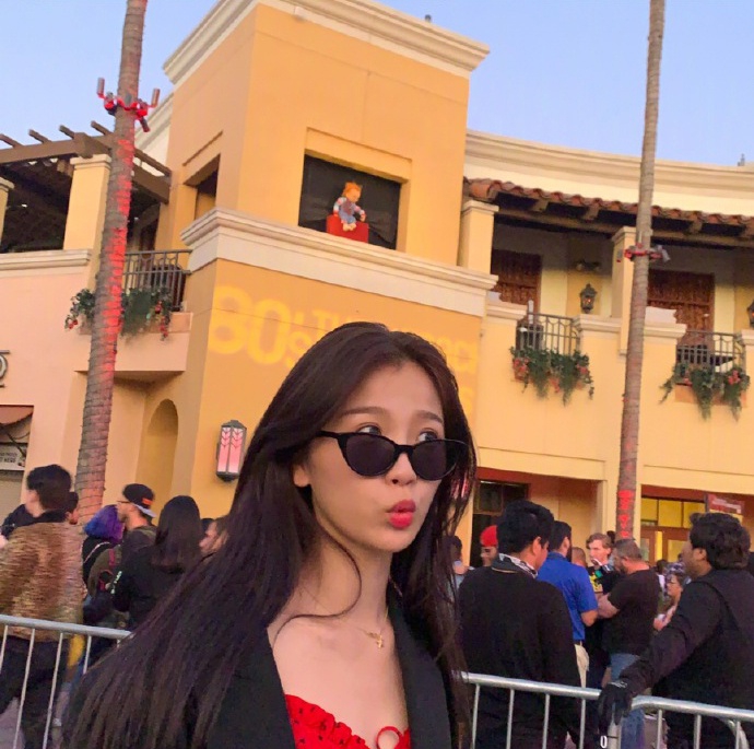 虞书欣晒库存美照送福利 或甜美或优雅风格多变