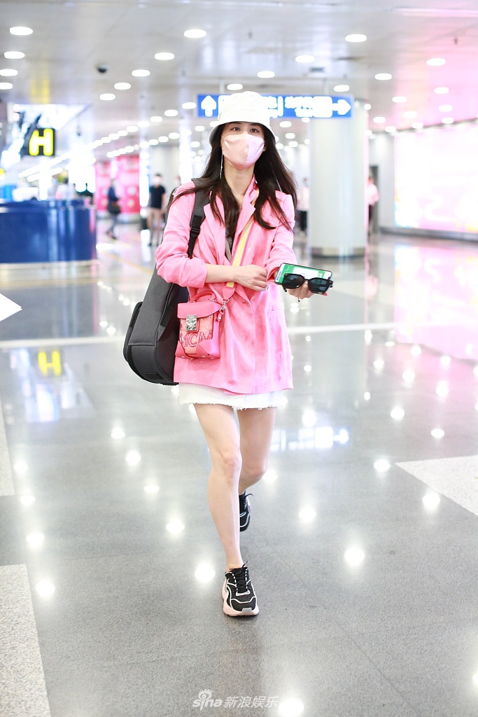 黄圣依穿嫩粉套装大玩下衣失踪 背乐器秀纤细美腿超吸睛