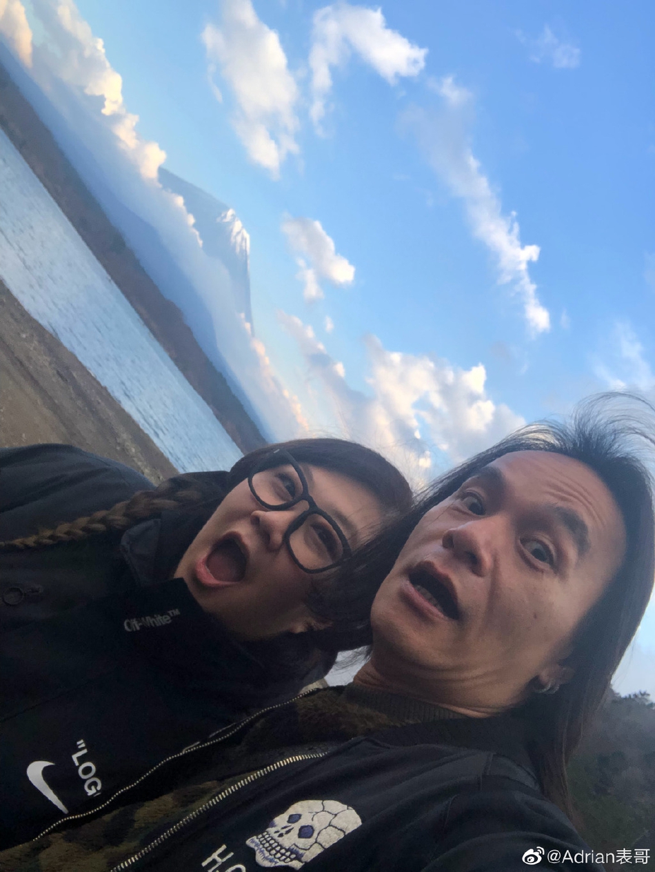 谢霆锋周杰伦跑车前扮酷合照 富士山脚下野营聚餐氛围好