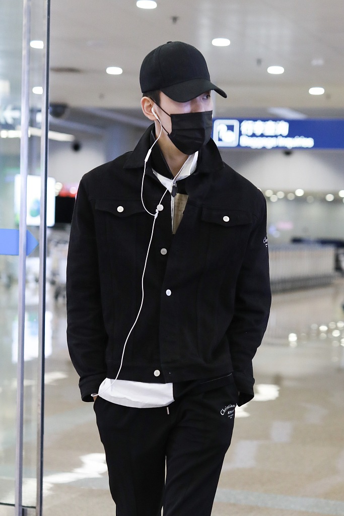 王子异穿牛仔服叠搭拼色卫衣 双手抄兜低头快走化身酷盖