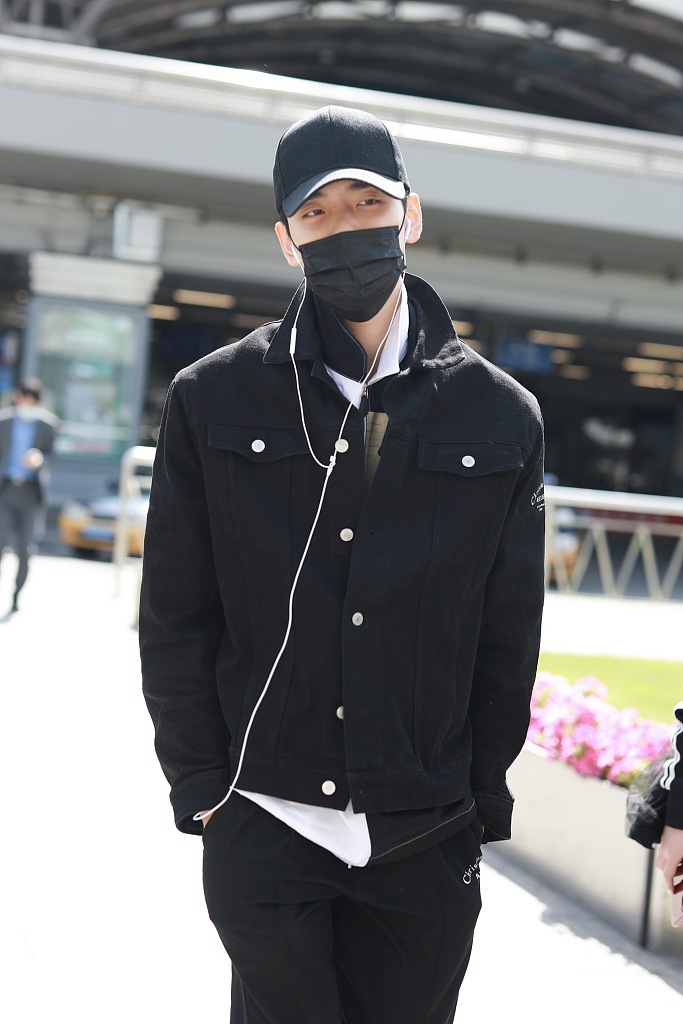 王子异穿牛仔服叠搭拼色卫衣 双手抄兜低头快走化身酷盖