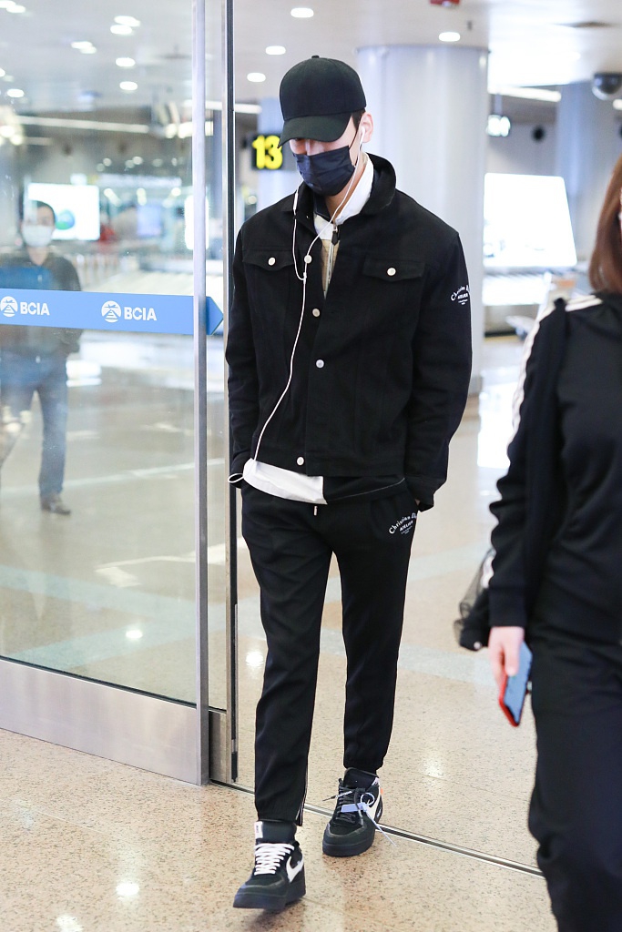 王子异穿牛仔服叠搭拼色卫衣 双手抄兜低头快走化身酷盖