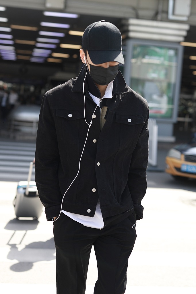 王子异穿牛仔服叠搭拼色卫衣 双手抄兜低头快走化身酷盖