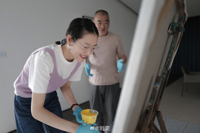 刘雯沉迷油画创作超认真 戴银边眼镜搭休闲装扮文艺清新
